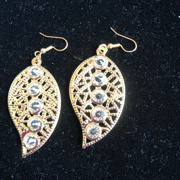 Betsey Johnson leaf-shaped earrings - Picture 1 of 3